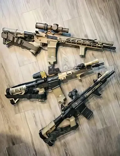 A group of guns that are on the ground.